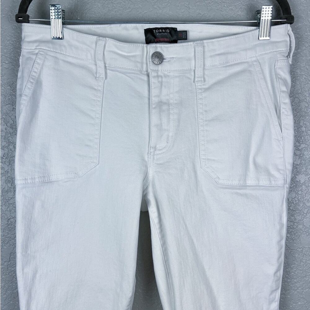 Torrid Crop Boyfriend Straight Vintage Stretch Mid-Rise Jean Optic White 10 EUC - Picture 4 of 9